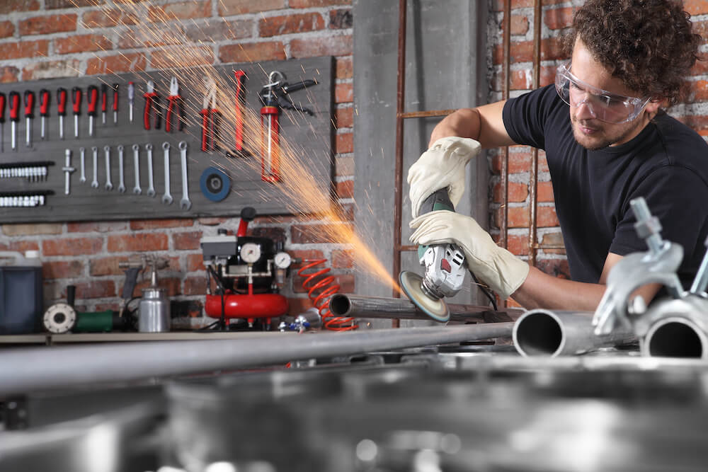 Homme dans la zone de travail de son atelier de bricolage